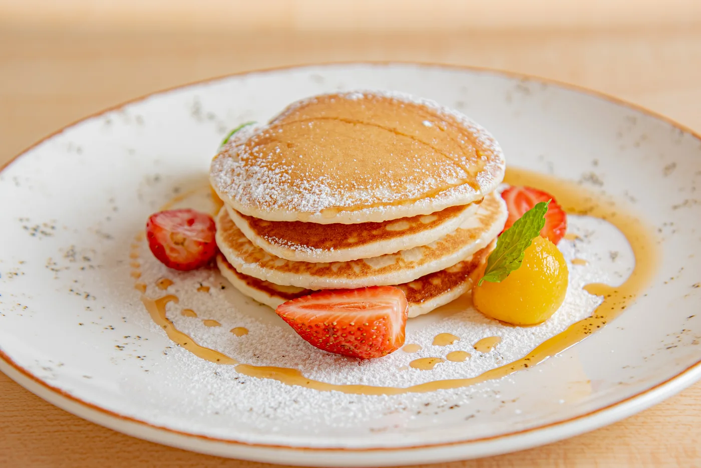 Pancakes con frutas servidos en La Bella Lupita