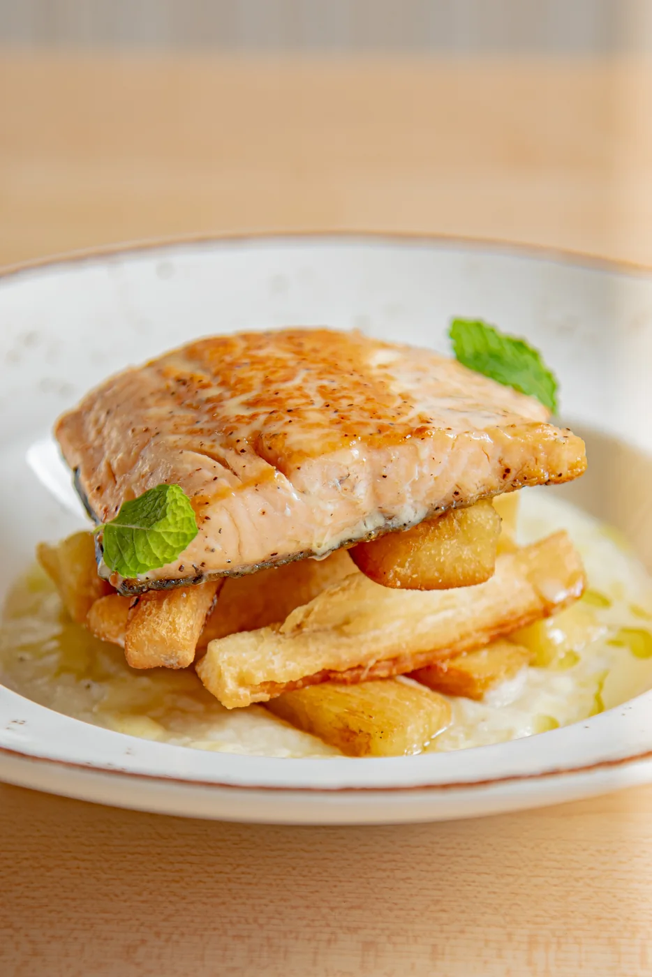 Salmon bistro con papas doradas