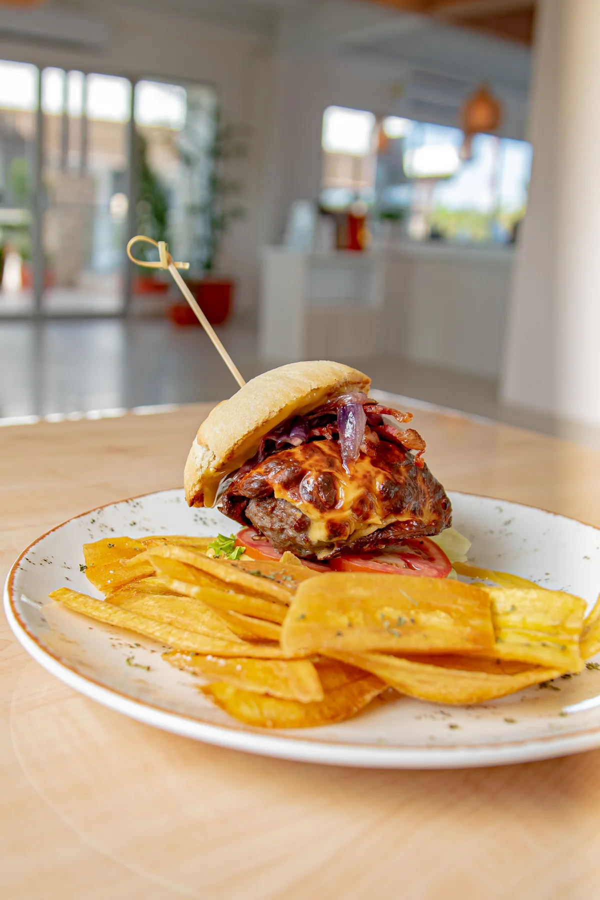 Hamburguesa bistro con papas