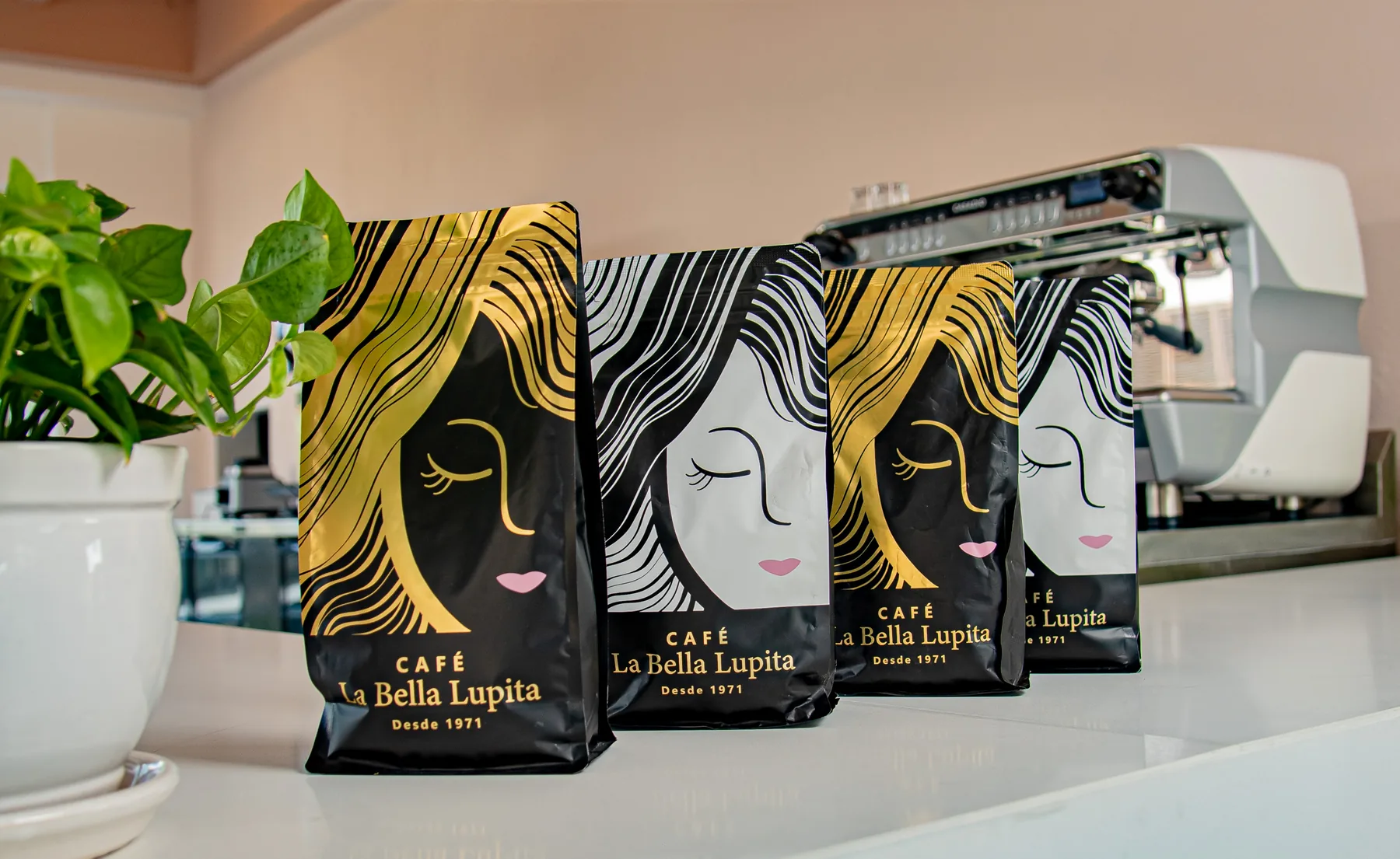 Cafe empacado La Bella Lupita en la barra