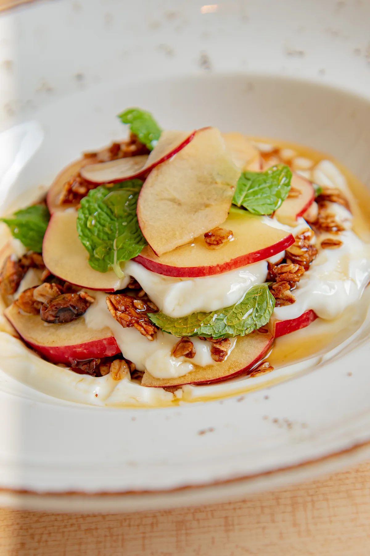 Yogurt con granola y manzana